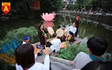 Người dân Thủ đô thích thú nghe hát quan họ tại Văn Miếu - Quốc Tử Giám